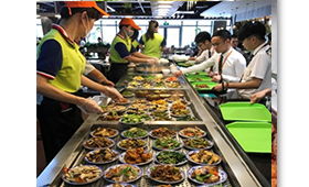 中山工廠飯?zhí)贸邪臼⒑氩惋?以酒店式高標(biāo)準(zhǔn)管理，守護(hù)員工“舌尖上的安全”